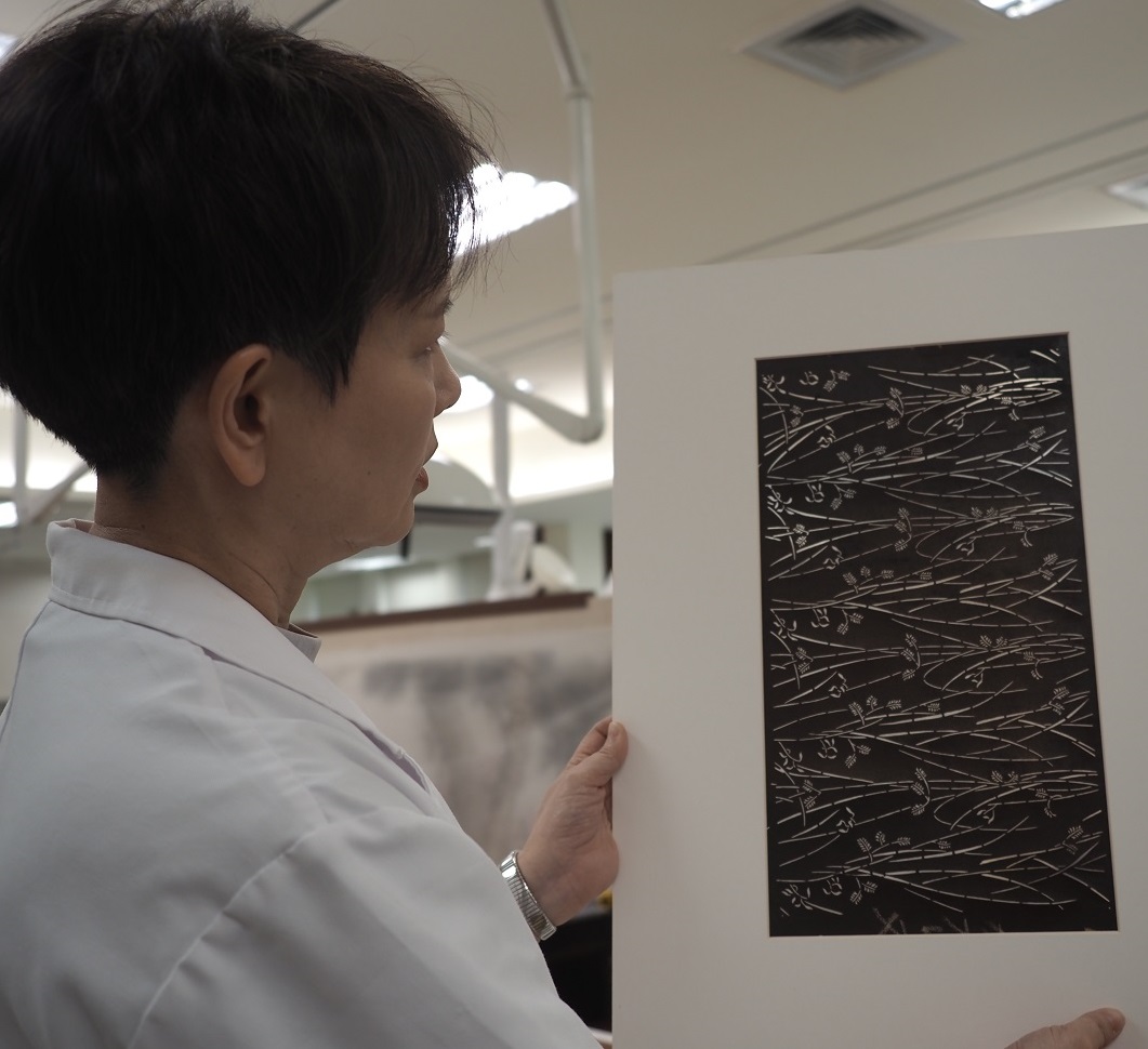 師大文保中心不僅邀請日本專業修護學者合作修護台灣文物，也接受來自日本的修復委託。圖中張元鳳手持的型紙已有200年以上歷史。攝影：楊雅棠